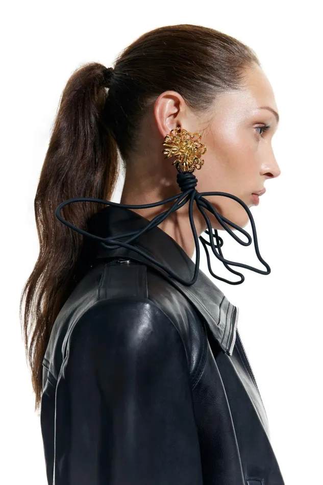 Gold Chrysanthemum Earrings With Black Leaves Black Women Bimba Y Lola Bimba Y Palomo Gold Chrysanthemum Earrings With Black Leaves Black Women Bimba Y Lola Bimba Y Palomo